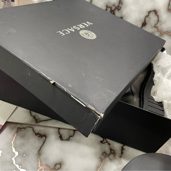 VERSACE BOOTIE H. 25 VITELLO
NERO-ORO NEW IN BOX SIZE 38.5 - Picture 4 of 13